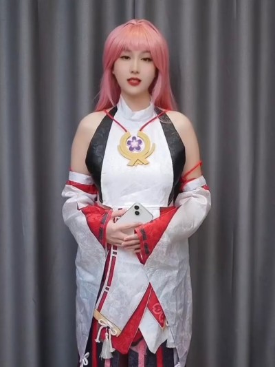 Unknown Cosplayer cosplay Yae Miko – Genshin Impact