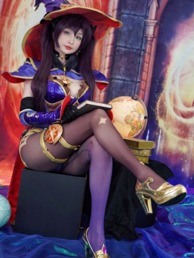 Hidori Rose - Mona Genshin cosplay